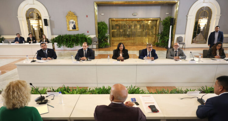 Hoy debía comenzar la tercera ronda de negociaciones entre el gobierno y los exdiputados del 2015 1 Negociaciones