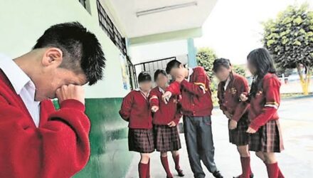 Gobiero peruano le mete mano dura a los estudiantes: Prohibido el maquillaje, controlará el color y el largo del pelo y de las faldas 3 images