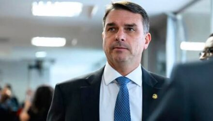 Flávio Bolsonaro abandonó Brasil rumbo a EE. UU., según el entorno del líder de la ultraderecha brasileña 2 Bolsonaro