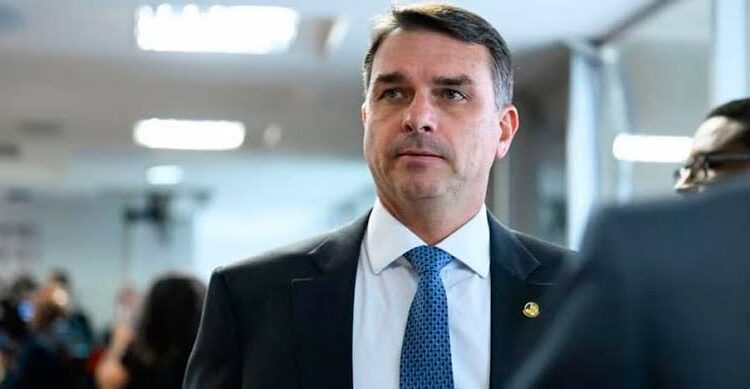 Flávio Bolsonaro abandonó Brasil rumbo a EE. UU., según el entorno del líder de la ultraderecha brasileña 1 Bolsonaro