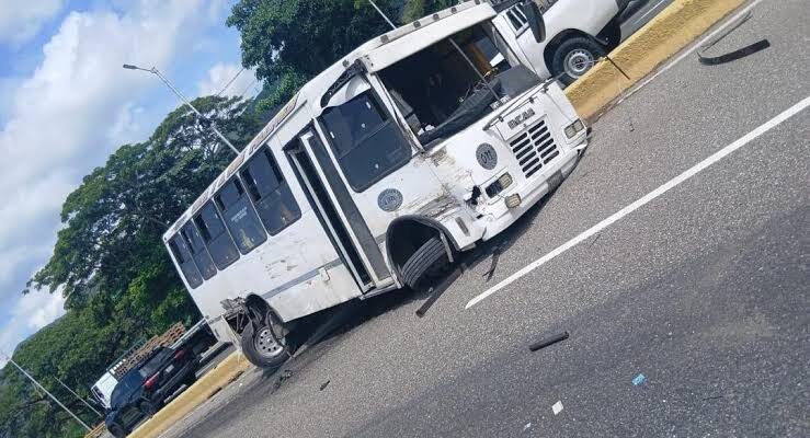 Accidente de autobús dejó una maestra fallecida y ocho alumnos heridos 1 accidente