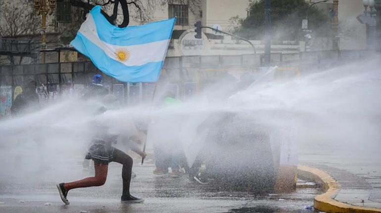Marcha universitaria culminó en disturbios en Buenos Aires 2 nena flag en buenios telesur