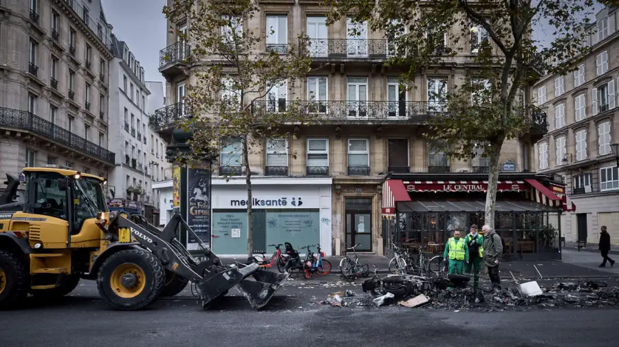Francia tuvo que decretar toque de queda para intentar frenar la violencia de las protestas 2 protestas en francia 19